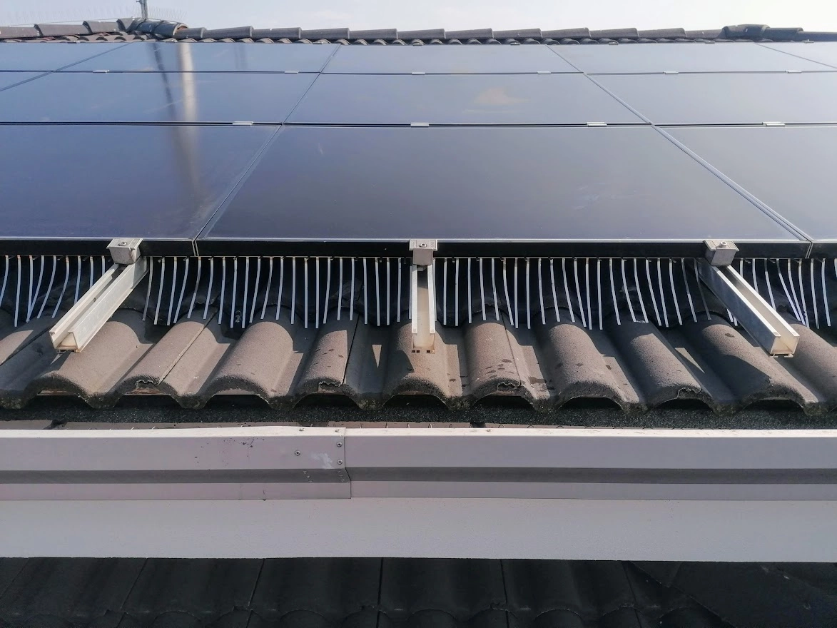 Lavori svolti di installazione sistemi di protezione da piccioni per fotovoltaico